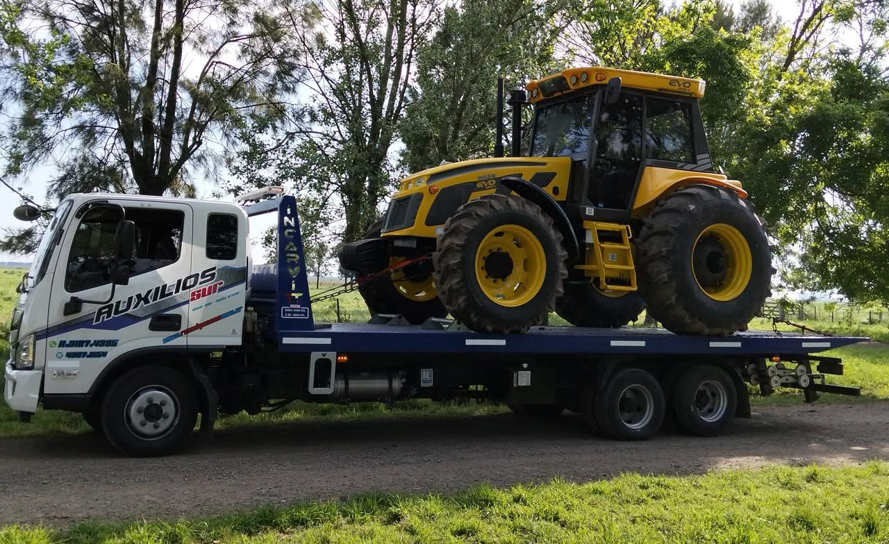 Tractor cargado en camión plancha de Auxilio Sur