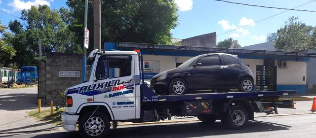 Auto cargado en camión plancha de Auxilio Sur