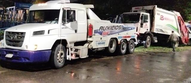 Grúa de Auxilio Sur remolcando un camión recolector